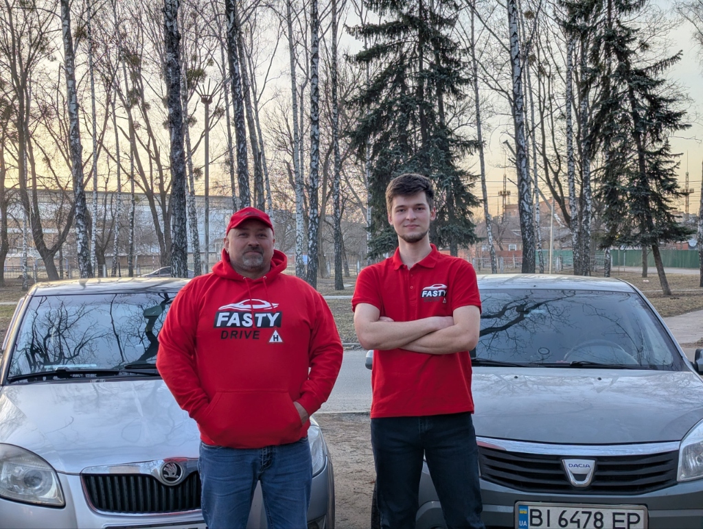 Наші досвідчені інструктори Fasty Drive з навчальними авто